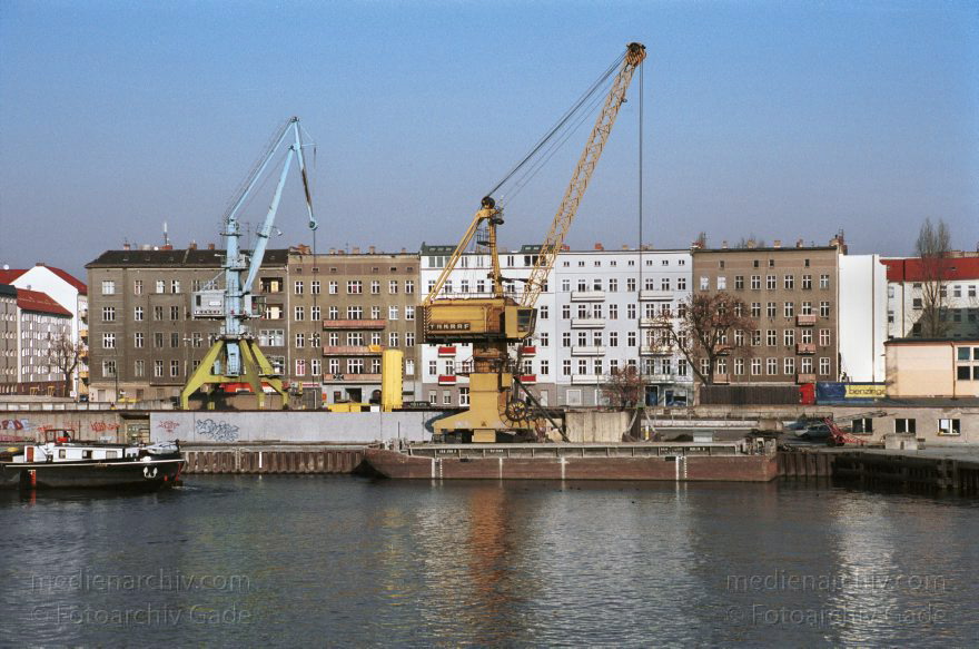 Berlin. Friedrichshain. Spree.
November 2002. Berlin. Friedrichshain. Fluss Spree.
Schlüsselwörter: Berlin;Deutschland;Fluss;Friedrichshain;Germany;2002;Spree