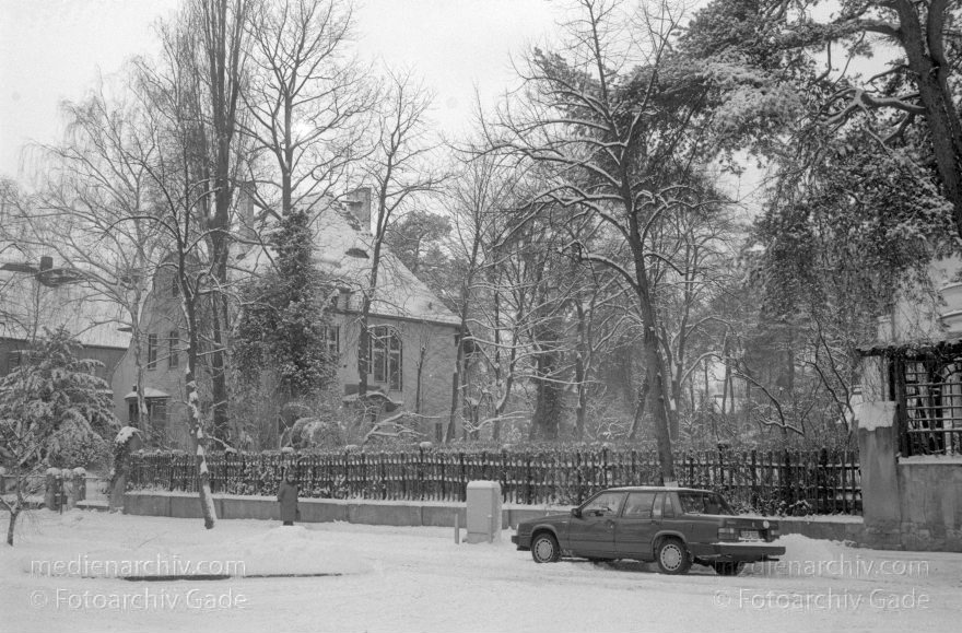 Berlin. Zehlendorf. Nikolassee. Winter. Schneefall.
Februar 1991. Berlin. Zehlendorf. Nikolassee. Winter. Schneefall.
Schlüsselwörter: Berlin;Deutschland;Germany;Nikolassee;Schnee;Winter;1991;Zehlendorf