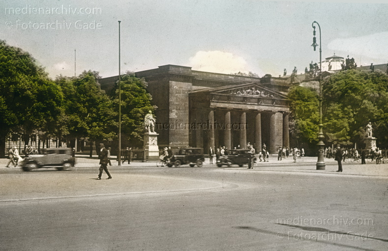 um 1930. Berlin. Neue Wache. Straße unter den Linden.