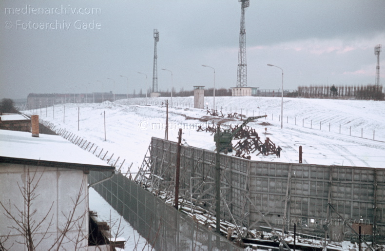 1961. Deutschland. DDR. Berlin. Berliner Mauer beim Mauerpark. Schwedter Straße