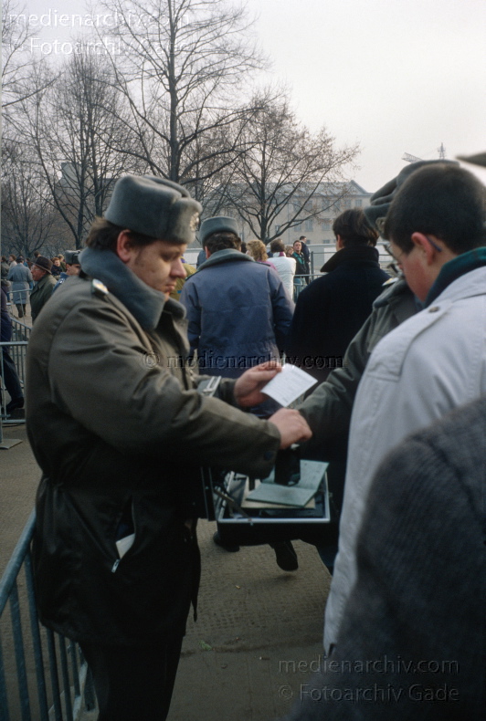 1989. Deutschland. DDR. Berlin. Berliner Mauer.