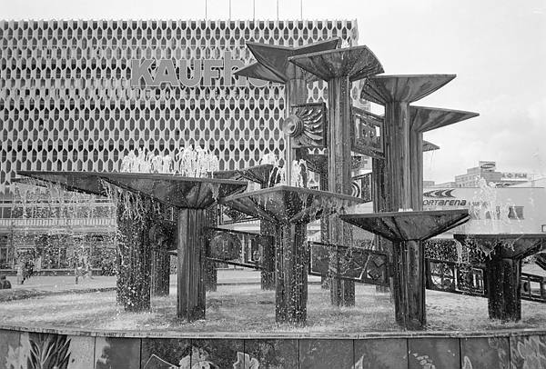 4. Juni 1990. Berlin. Berlin-Mitte. Alexanderplatz. Brunnen.