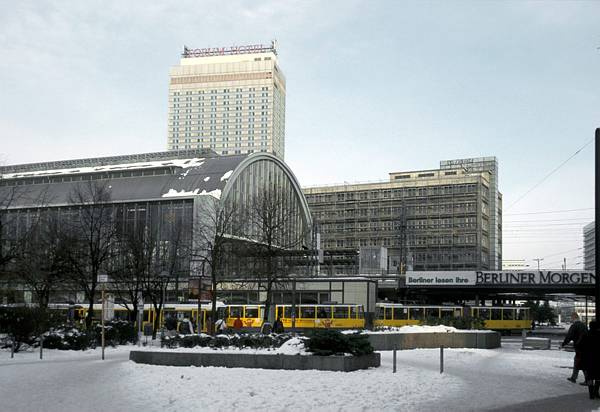 30. Dezember 2000. Berlin. Berlin-Mitte. Der Alexanderplatz ist winterlich verschneit. Bahnhof. Strassenbahn
