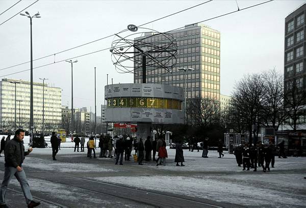 30. Dezember 2000. Berlin. Berlin-Mitte. Der Alexanderplatz ist winterlich verschneit.