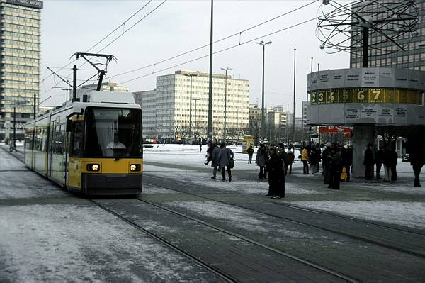 30. Dezember 2000. Berlin. Berlin-Mitte. Der Alexanderplatz ist winterlich verschneit. Strassenbahn. Weltzeituhr