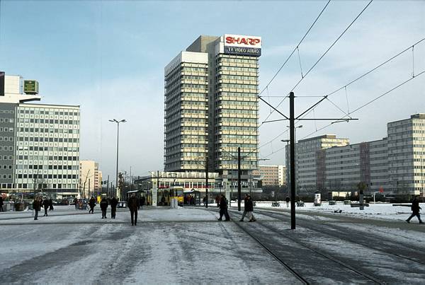 30. Dezember 2000. Berlin. Berlin-Mitte. Der Alexanderplatz ist winterlich verschneit.