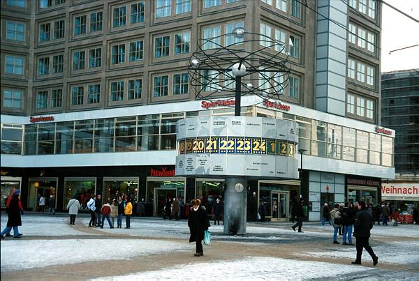 30. Dezember 2000. Berlin. Berlin-Mitte. Der Alexanderplatz ist winterlich verschneit.