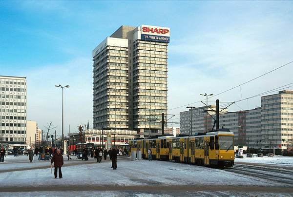 30. Dezember 2000. Berlin. Berlin-Mitte. Der Alexanderplatz ist winterlich verschneit. Strassenbahn