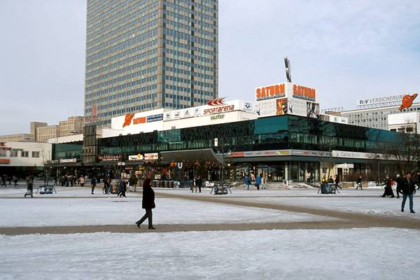 30. Dezember 2000. Berlin. Berlin-Mitte. Der Alexanderplatz ist winterlich verschneit.