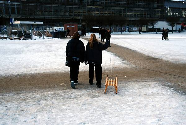 30. Dezember 2000. Berlin. Berlin-Mitte. Der Alexanderplatz ist winterlich verschneit. Maedchen mit Schlitten