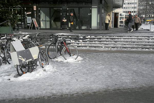 30. Dezember 2000. Berlin. Berlin-Mitte. Der Alexanderplatz ist winterlich verschneit. 
