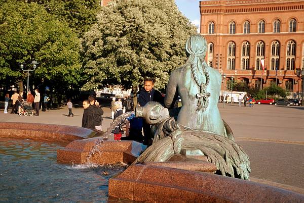 20. Mai 2001. Berlin. Berlin-Mitte. beim Alexanderplatz. Neptunbrunnen. 1891 von Reinhold Begas erbaut. Neptun mit Hofstaat, Putten, Tieren und Frauengestalten. 