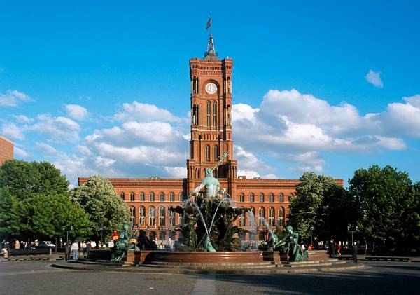 20. Mai 2001. Berlin. Berlin-Mitte.  Rotes Rathaus beim  Alexanderplatz.