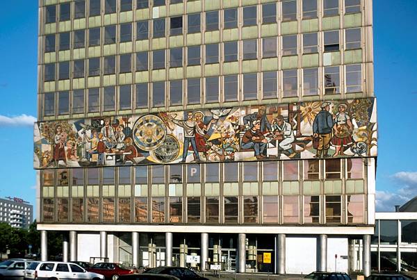 20. Mai 2001. Berlin. Berlin-Mitte.  Relief mit Lehrszenen am Haus des Lehrers beim  Alexanderplatz.