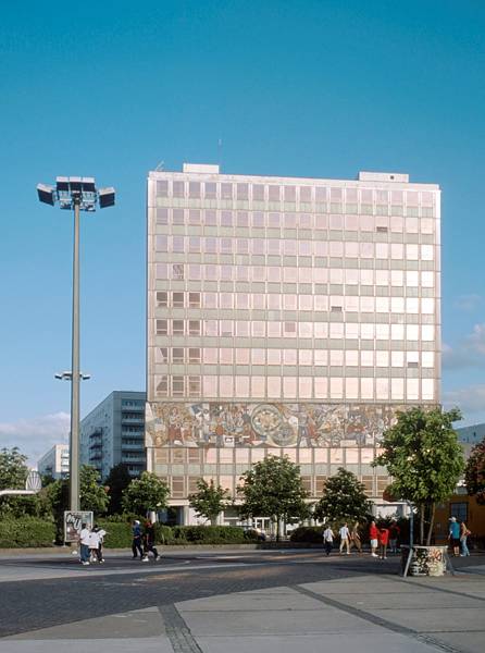 20. Mai 2001. Berlin. Berlin-Mitte. Alexanderplatz. Haus des Lehrers.