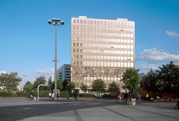 20. Mai 2001. Berlin. Berlin-Mitte. Alexanderplatz. Haus des Lehrers.