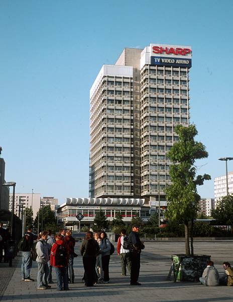 20. Mai 2001. Berlin. Berlin-Mitte.  Alexanderplatz: Haus des Reisens. (18 Geschosse, 67m H?  Ehemals waren hier die Reiseunternehmen der DDR untergebracht. (VEB Reiseb?r DDR / Interflug)