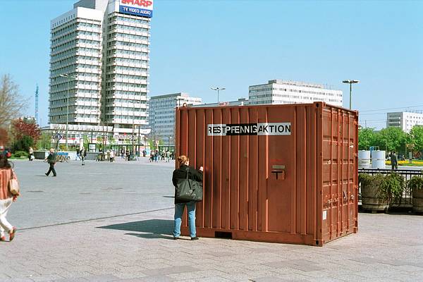 Mai 2002. Berlin. Berlin-Mitte. Alexanderplatz. Im Rahmen einer Kunstaktion werden Kleingeldm? vor allem alte DM  und Pfennig M?in einem Container gesammelt.