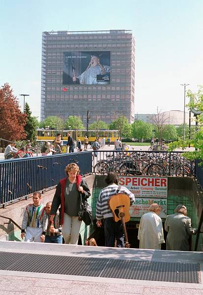 Mai 2002. Berlin. Berlin-Mitte. Alexanderplatz. Passanten kommen aus der U-Bahn. Im Hintergrund ist das einger? Haus des Lehrers