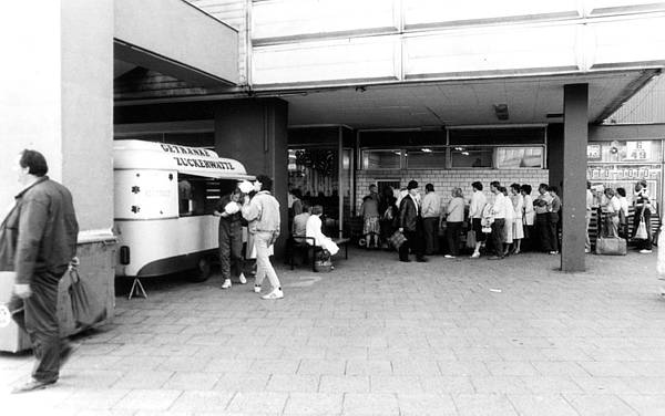 Deutschland. Berlin-Mitte. Alexanderplatz. September 1988. K?erschlange an einem Stand