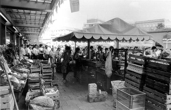 Deutschland. Berlin-Mitte. Alexanderplatz. September 1988. lange K?erschlange an einem Obst- und Gem?sestand