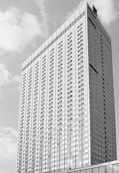 September 1988. DDR. Ostberlin. Berlin-Mitte. Alexanderplatz. Hotel &quotStadt Berlin&quot mit 1000 Zimmern. Von Roland Korn, Heinz Scharlipp und Hans-Erich Bogatzky entworfen. 