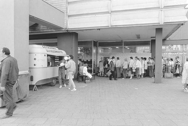 September 1988. DDR. Ostberlin. Berlin-Mitte. Am Alexanderplatz. Warteschlange an einem Stand.