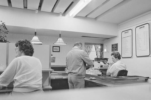 September 1988. DDR. Ostberlin. Berlin-Mitte. Imbi?am Alexanderplatz. Kassiererin.