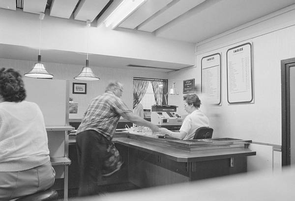 September 1988. DDR. Ostberlin. Berlin-Mitte. Alexanderplatz. Imbi?am Alexanderplatz. Kassiererin.