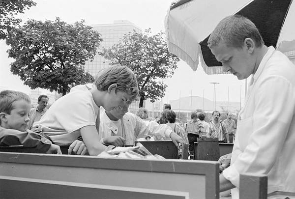 22. Juni 1989. DDR Ostberlin. Berlin-Mitte. Alexanderplatz. Wurstbr?r.