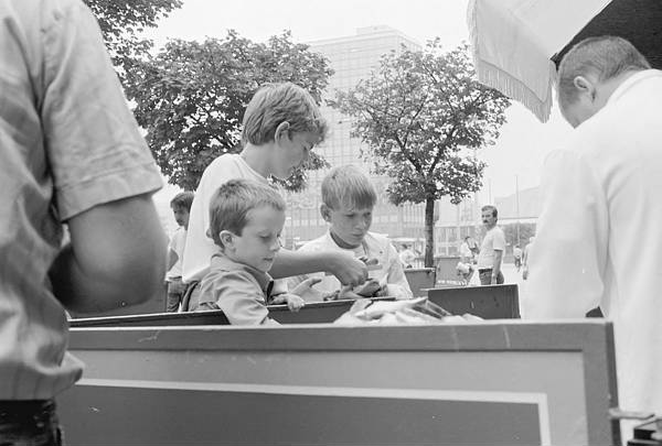 22. Juni 1989. DDR Ostberlin. Berlin-Mitte. Alexanderplatz. Wurststand.