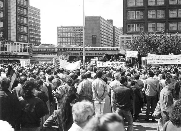 Deutschland. Berlin-Mitte. Alexanderplatz. Mai 1990. Demonstration auf dem Alexanderplatz