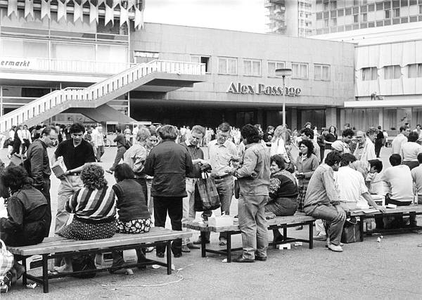 Deutschland. Berlin-Mitte. Alexanderplatz. Mai 1995. Alex Passage