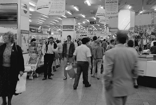 30. Mai. 1990. Berlin. Berlin-Mitte. Im Kaufhaus am ALexanderplatz.