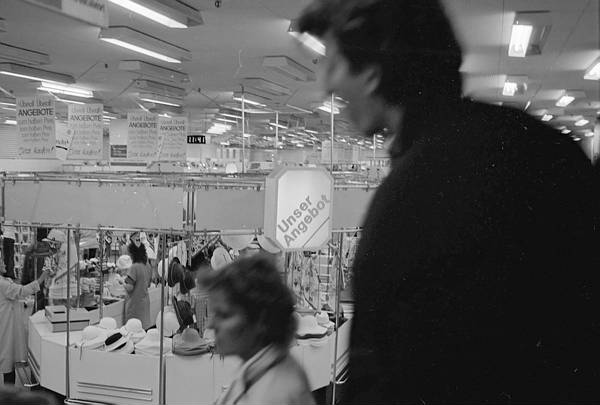 30. Mai. 1990. Berlin. Berlin-Mitte. Im Kaufhaus am ALexanderplatz.<br>DDR, Ostberlin