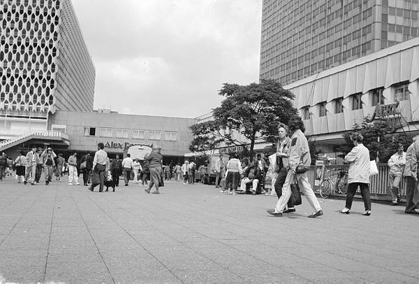 30. Mai. 1990. Berlin. Berlin-Mitte. Im Kaufhaus am ALexanderplatz.<br>DDR, Ostberlin