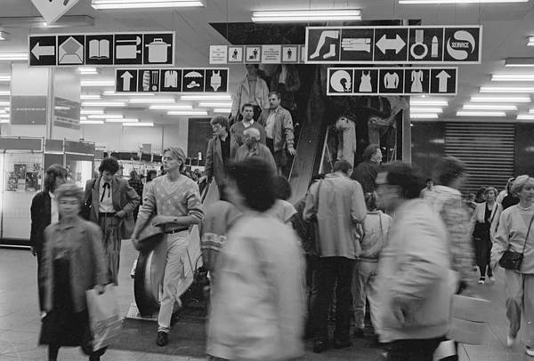 30. Mai. 1990. Berlin. Berlin-Mitte. Im Kaufhaus am ALexanderplatz.