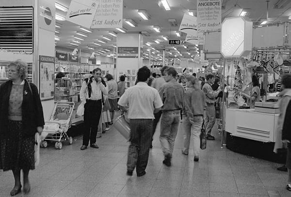 30. Mai. 1990. Berlin. Berlin-Mitte. Im Kaufhaus am ALexanderplatz.<br>DDR, Ostberlin