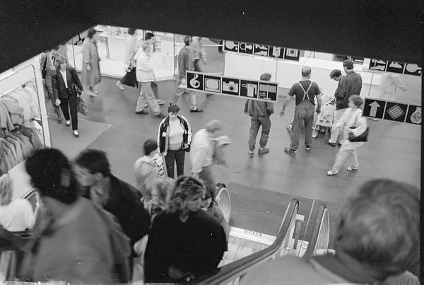 30. Mai. 1990. Berlin. Berlin-Mitte. Im Kaufhaus am ALexanderplatz.<br>DDR, Ostberlin