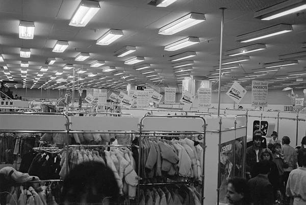 30. Mai. 1990. Berlin. Berlin-Mitte. Im Kaufhaus am ALexanderplatz.<br>DDR, Ostberlin