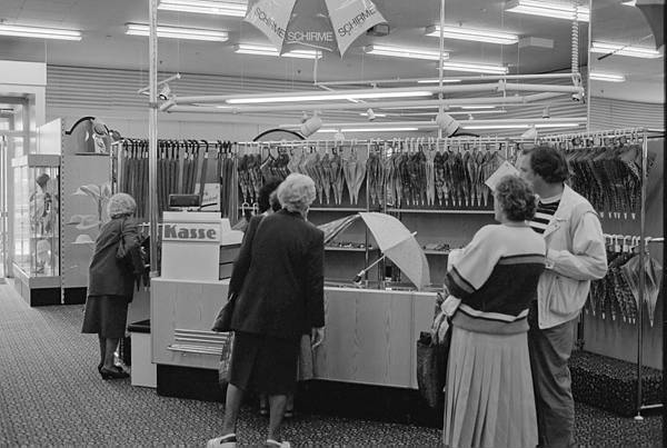 30. Mai. 1990. Berlin. Berlin-Mitte. Im Kaufhaus am ALexanderplatz.<br>DDR, Ostberlin