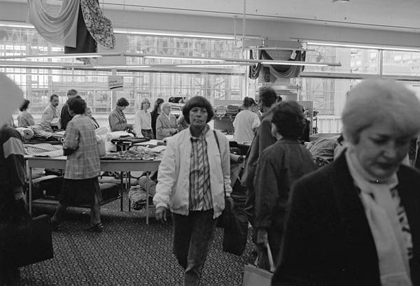 30. Mai. 1990. Berlin. Berlin-Mitte. Im Kaufhaus am ALexanderplatz.<br>DDR, Ostberlin