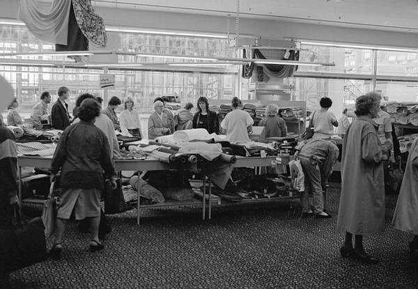 30. Mai. 1990. Berlin. Berlin-Mitte. Im Kaufhaus am ALexanderplatz.<br>DDR, Ostberlin