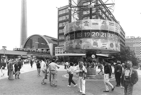 Deutschland. Berlin-Mitte. Alexanderplatz. Juni 1990. an der Weltzeituhr