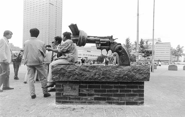 Deutschland. Berlin-Mitte. Alexanderplatz. Juni 1990. Vietnamesen bieten einem Passanten Zigaretten an