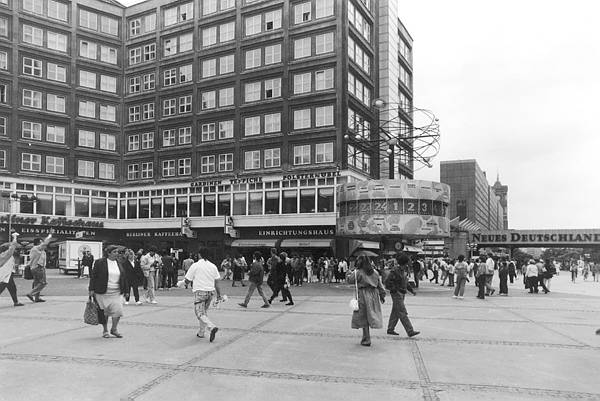 Deutschland. Berlin-Mitte. Alexanderplatz. Juni 1990. Weltzeituhr