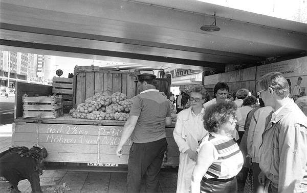 Deutschland. Berlin-Mitte. Alerxanderplatz. Juli 1990. Kartoffeln vom Wagen.