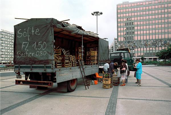 15.06.1990 Berlin-Mitte Alexanderplatz. Verkauf von Fruchts?en aus einem LKW.
