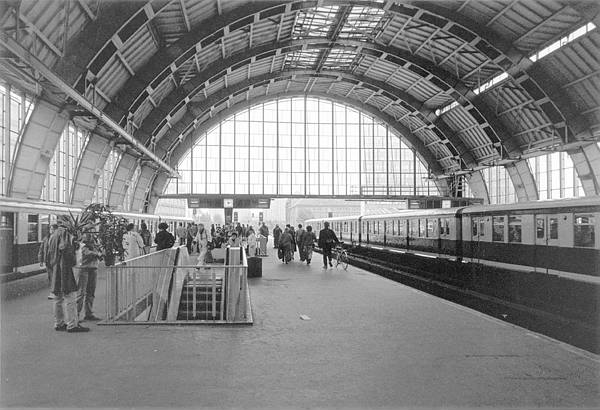 Deutschland. Berlin-Mitte. Alexanderplatz. Juni 1990. Bahnhof