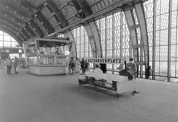 Deutschland. Berlin-Mitte. Alexanderplatz. Juni 1990. Bahnhof